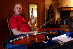 Torgeir Straand spielt auf der Hardangerfiedel - © Stefan Schomann Torgeir Straand spielt auf der Hardangerfiedel - © Stefan Schomann